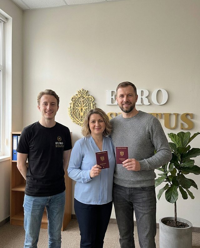 Супруги с паспортами Румынии в офисе EuroStatus