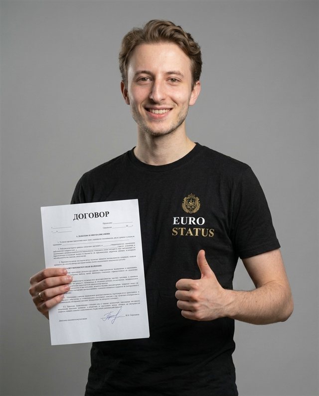 Менеджер EuroStatus с договором